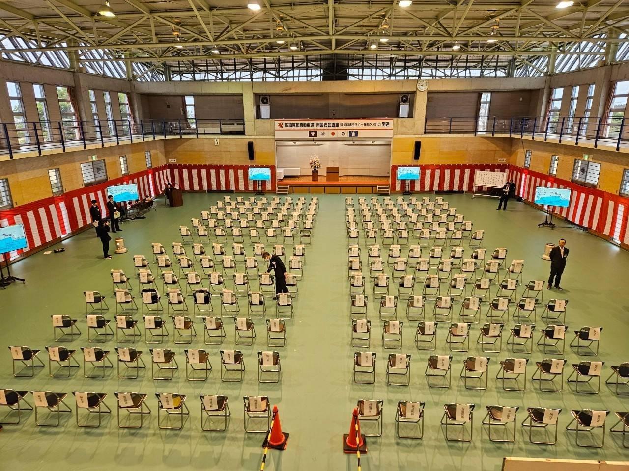 式典会場の客席・紅白幕設営