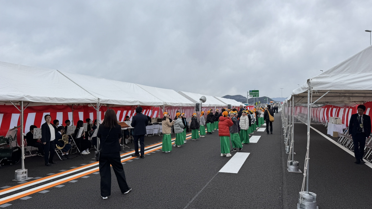 開通式典の会場設営(テント・紅白幕)